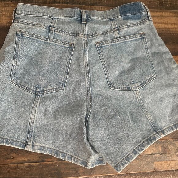 NWT Abercrombie & Fitch Women's High Rise Dad Short Size 32 - Picture 2 of 4